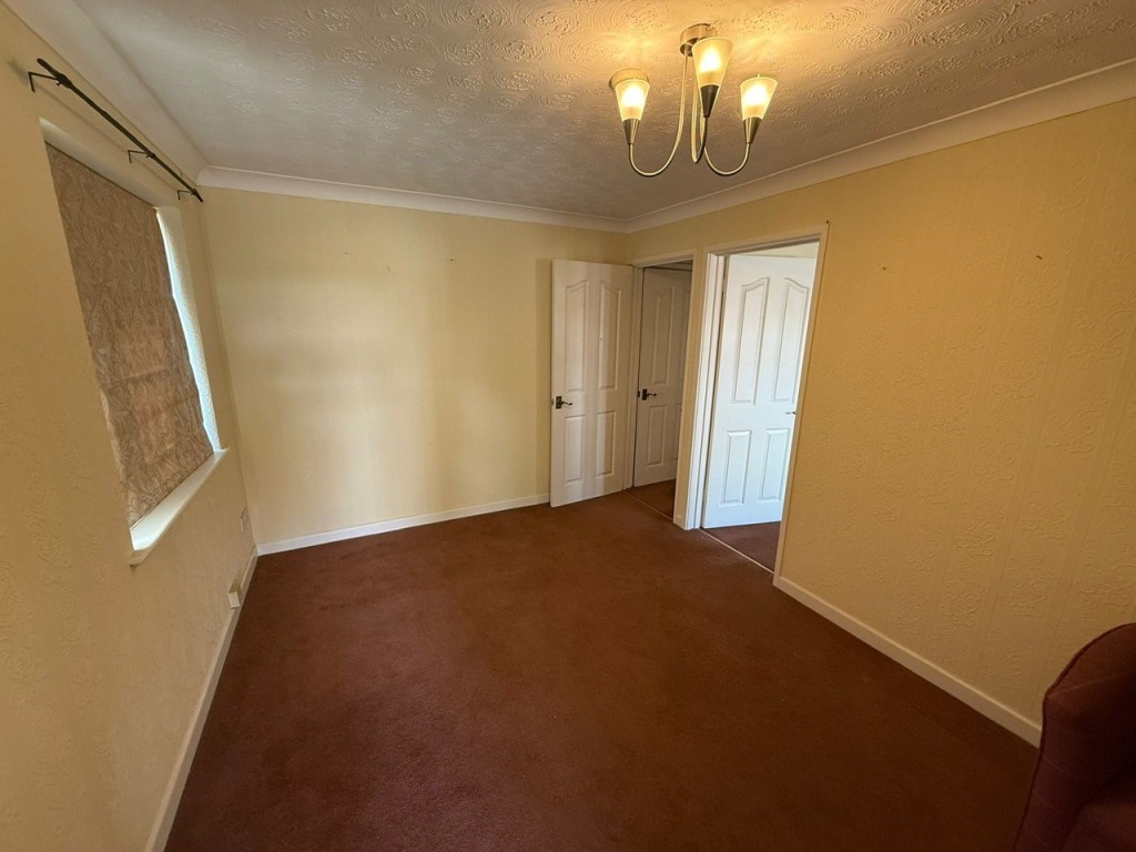 Lot: 48 - FORMER FUNERAL DIRECTORS WITH FLAT ABOVE AND LAND TO THE REAR - Downstairs office